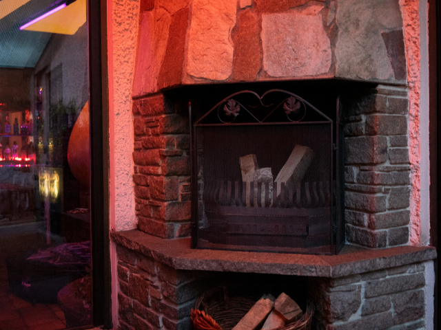 Raucherbereich mit Kamin und gemütlichem Sitzbereich